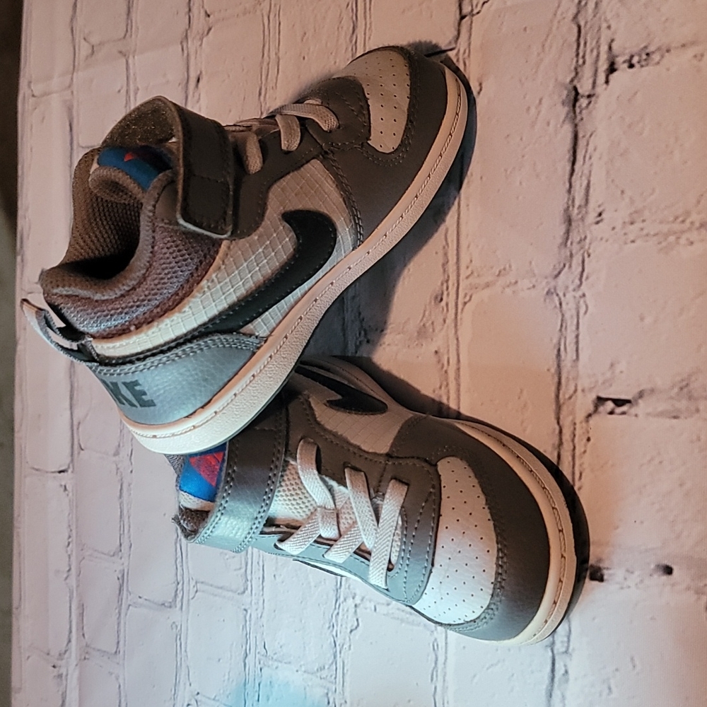 Nike Size 8 Tennis Shoe
